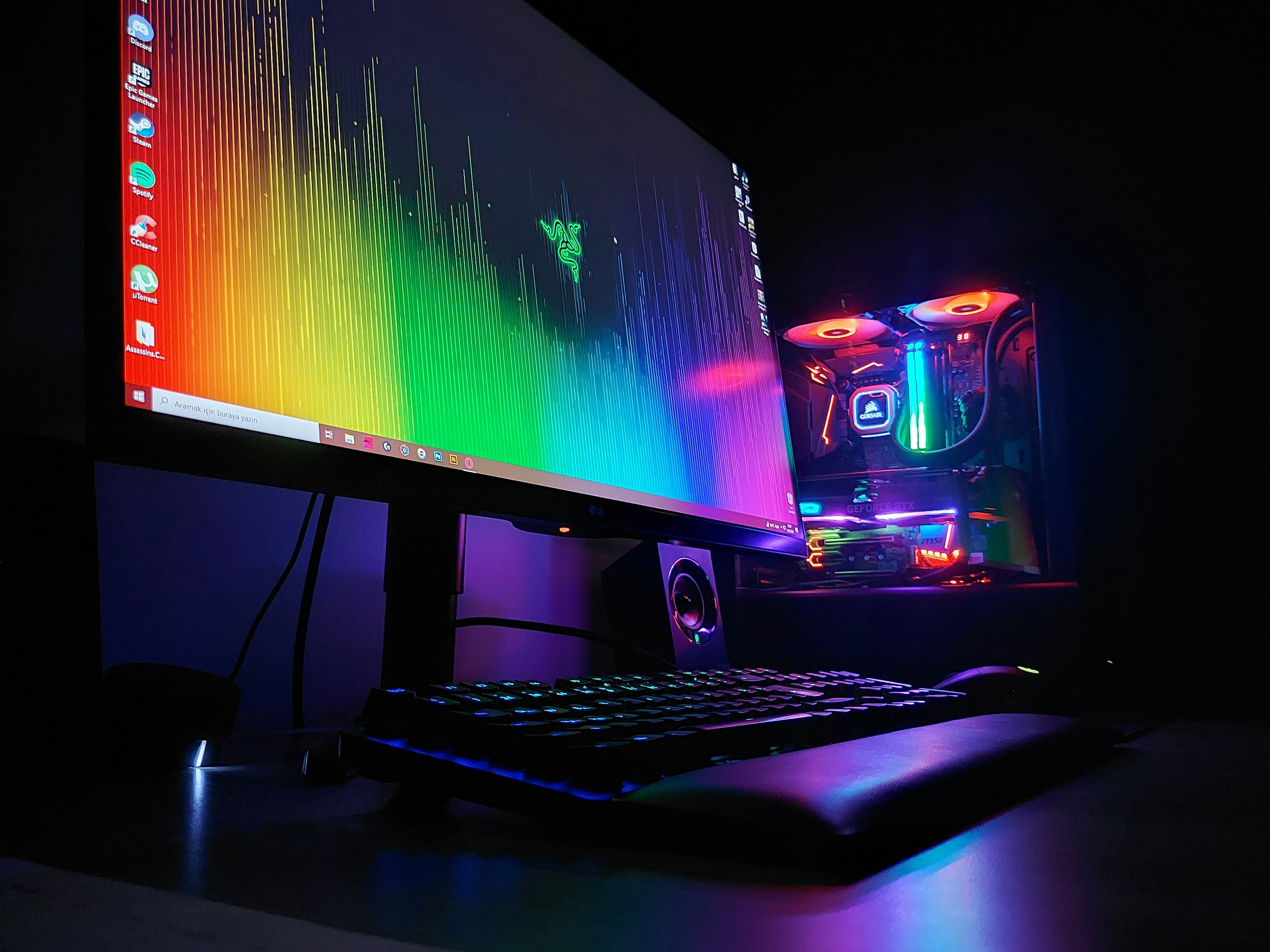 Setup gamer com monitor, teclado e computador iluminado por LEDs RGB